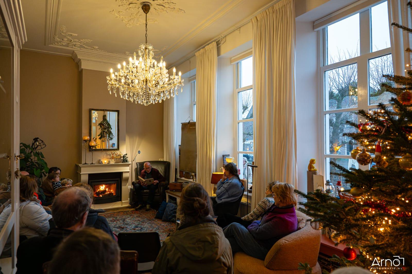 Voorlezer bij de open haard in een monumentaal pand in Hasselt