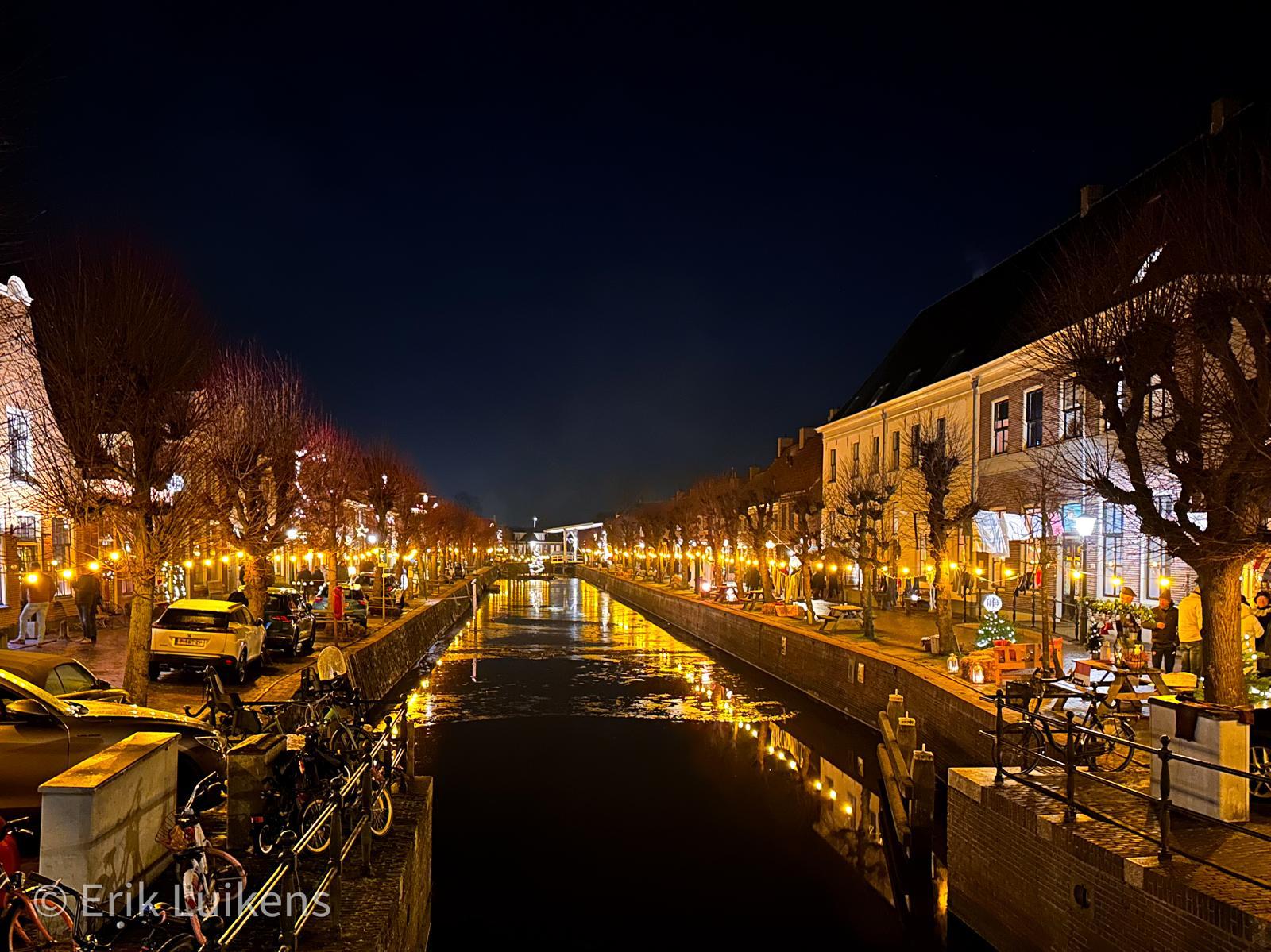 De verlichte gracht van Hasselt op een winteravond